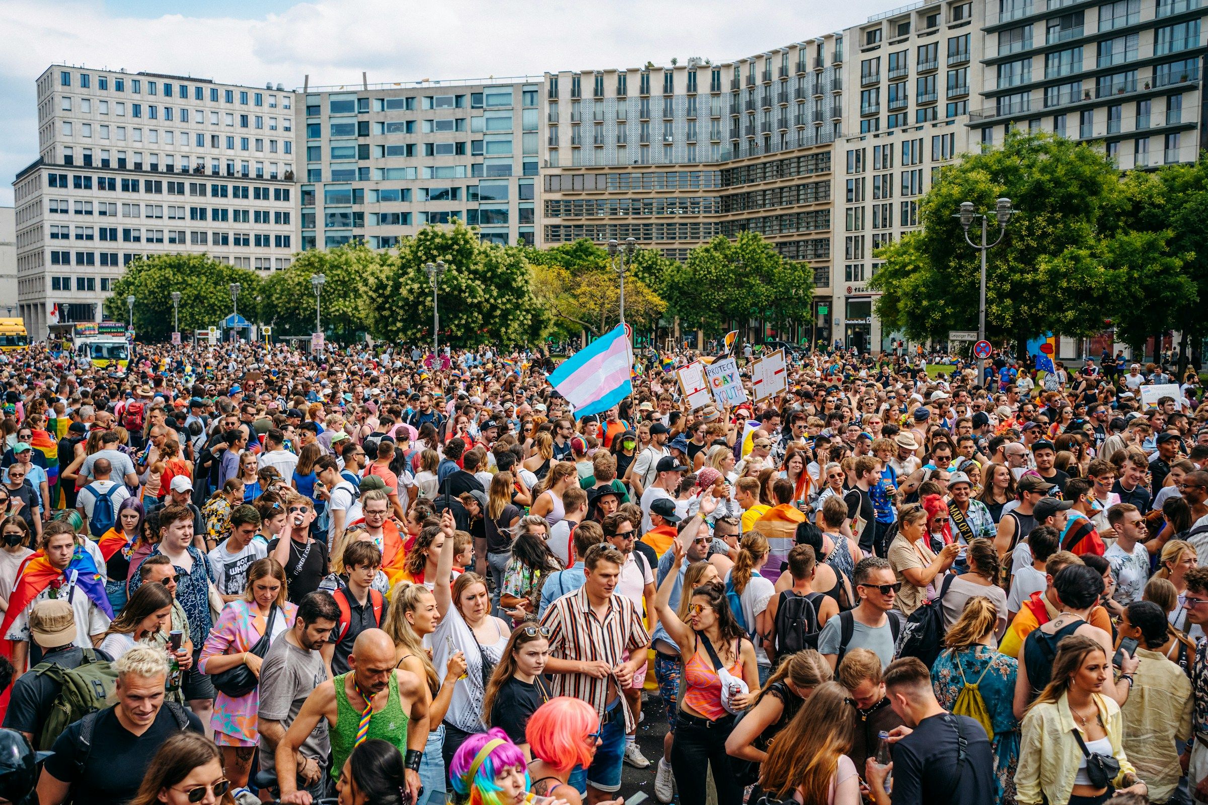 a large crowd of people